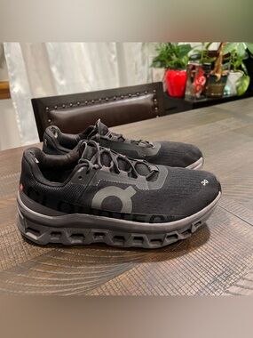 On cloud women running shoes in black 8.5